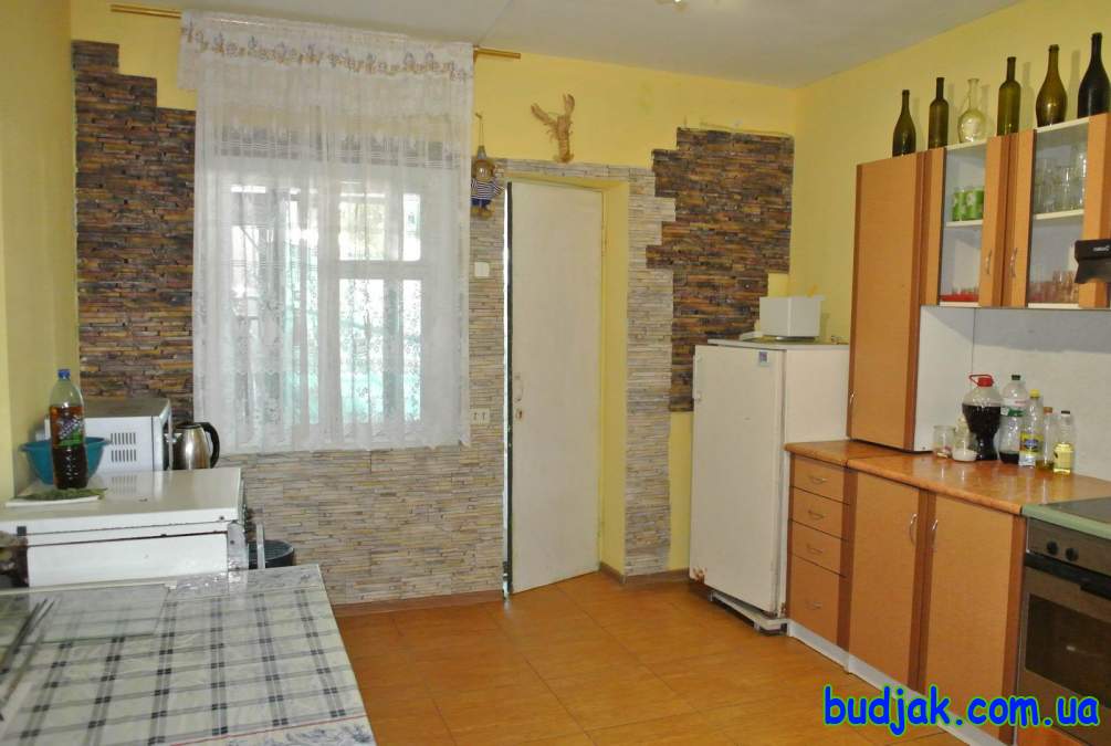 Кухня в гостевом доме отдыха «У друзей» на курорте Рассейка . 2019 год. Фото № 9787